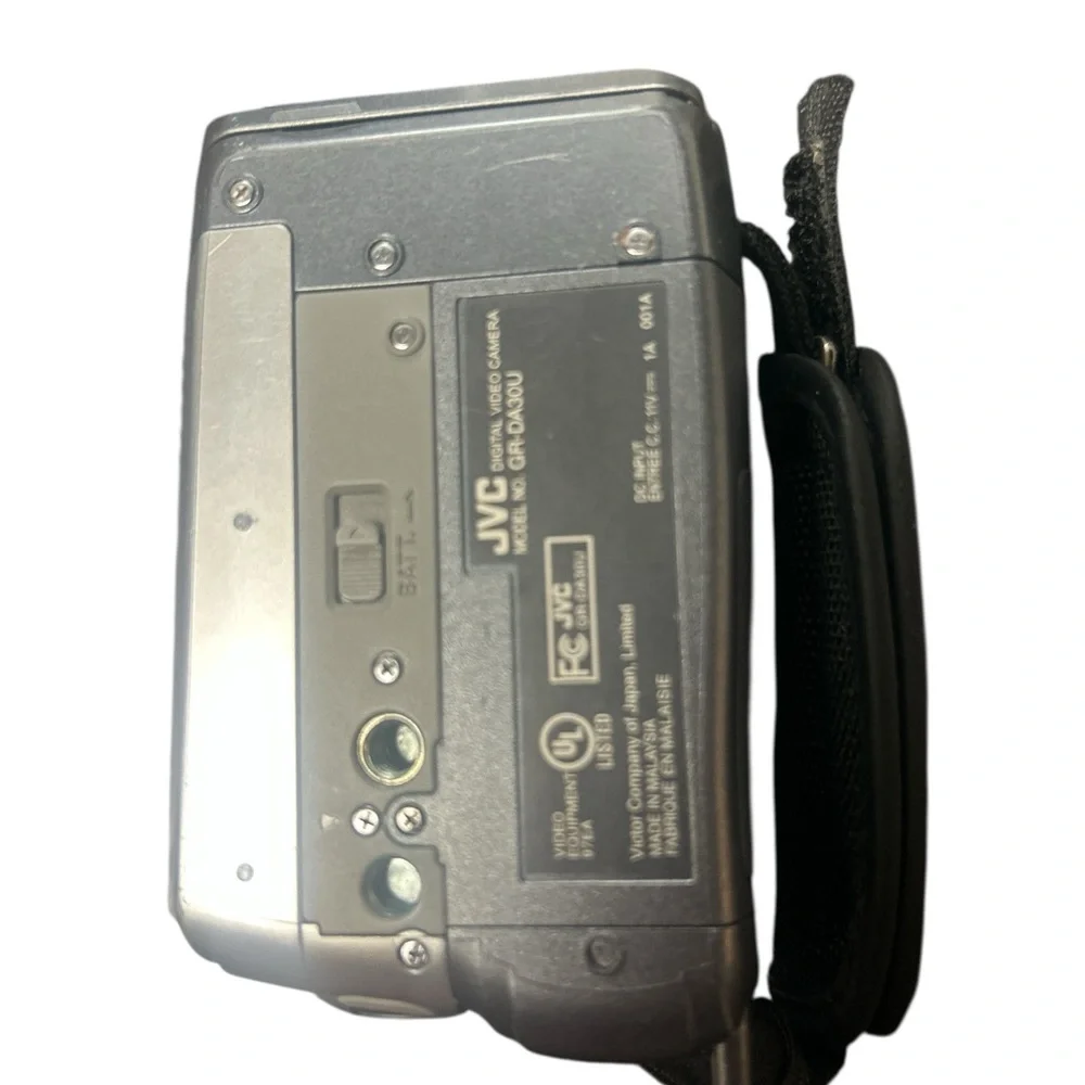 JVC GR-DA30U MiniDV Digital Camcorder - Silver PARTS - Cracked Screen SEE NOTES